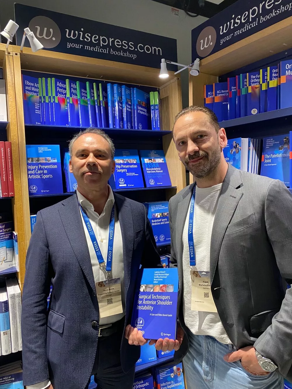 Buchvorstellung von Surgical Techniques for Anterior Shoulder Instability mit Prof. Frank Martetschläger am Springer-Stand beim ESSKA Kongress 2026