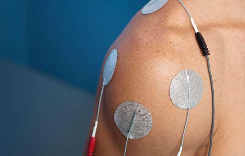 Konservative Therapie (klassische Anwendungen wie Massage und Fango zur Entspannung, moderne Verfahren wie Stoßwellentherapie oder Eigenbluttherapie (ACP) sowie gezielte Injektionstherapien) in München - Prof. Dr. med. Martetschläger