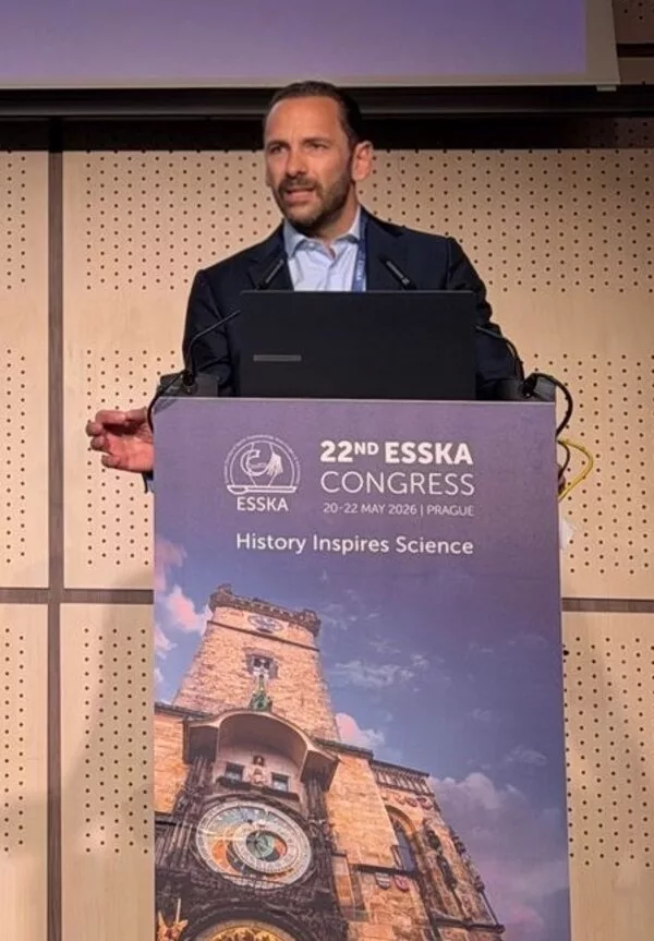 Prof. Dr. Frank Martetschläger am Rednerpult beim 22. ESSKA Kongress 2026 in Prag